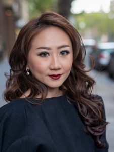 气质美妇波浪长发脚踩细高跟