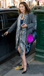 跟着穿低胸装的漂亮女友拍了一天她穿着高跟也累了