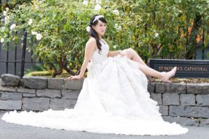 新娘子拍婚纱照露出高跟腿