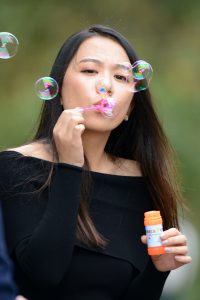 身材不错的直发姐姐穿肉丝高跟吹泡泡