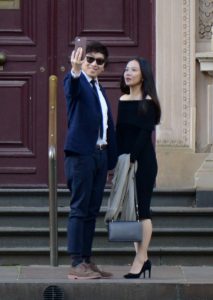 身材不错的直发姐姐穿肉丝高跟吹泡泡