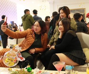 美腿胡姐穿靴子坐在沙发里跷二郎腿