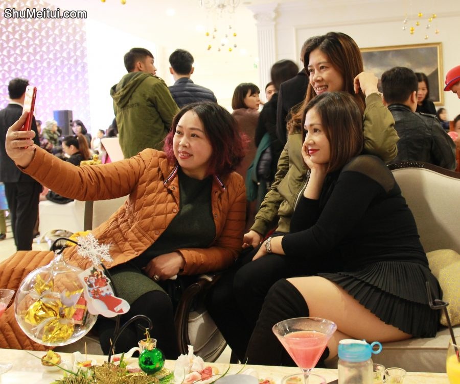 美腿胡姐穿靴子坐在沙发里跷二郎腿[第7张/共13张]