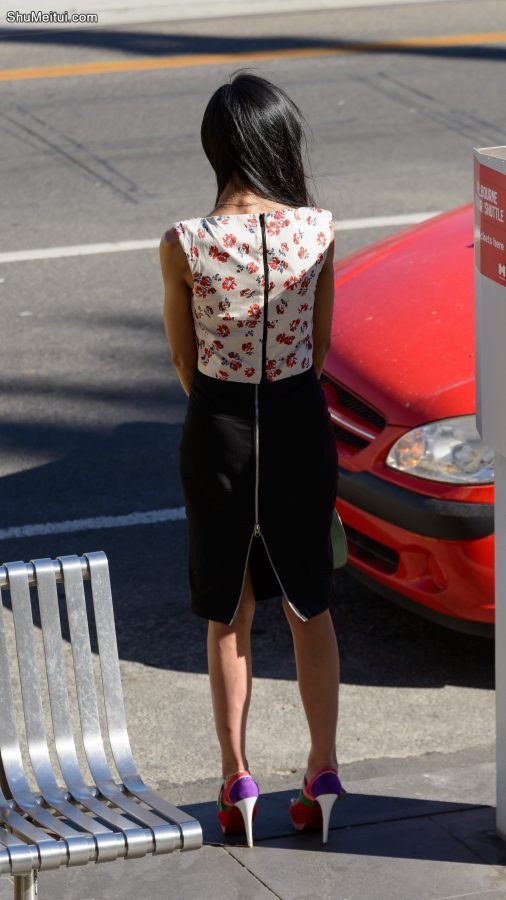 外国街头在长椅上坐着的老外翘二郎腿高跟鞋[第7张/共7张]