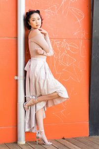 一中一洋两个好闺蜜同秀美腿高跟鞋