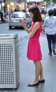 穿肉丝袜低跟鞋的大姐抽烟腿上有纹身