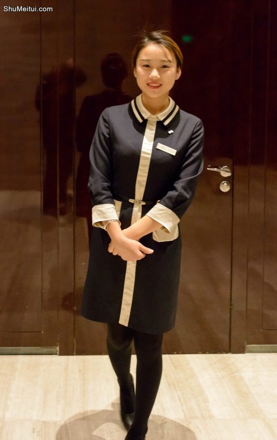 酒店里穿厚黑丝袜的服务人员[第2张/共5张]