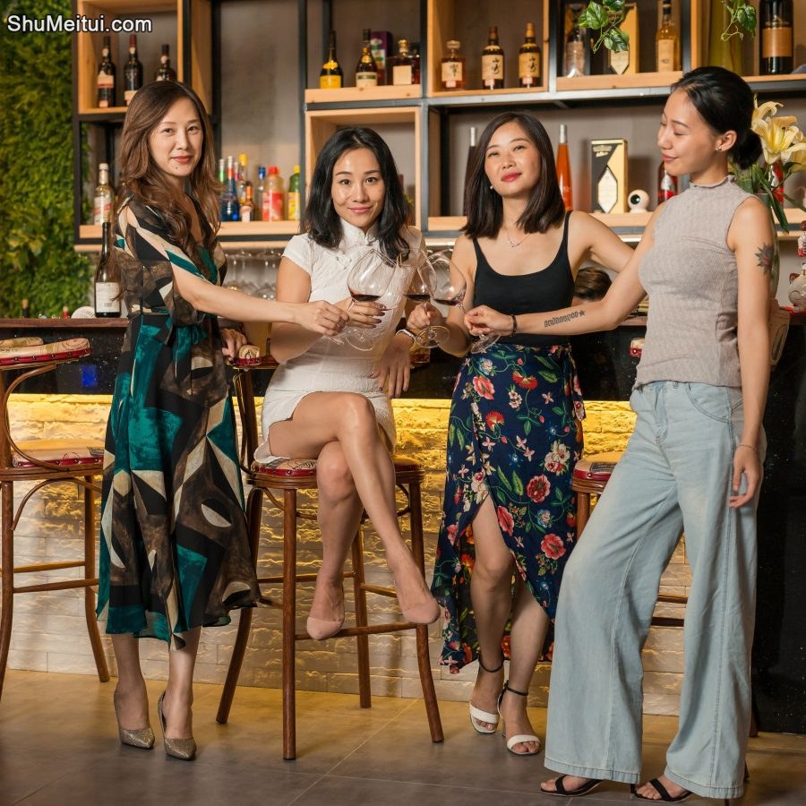 四选一或者我全要，喜欢中间白旗袍美女的大腿[第1张/共7张]