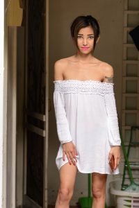 腿上有纹身带鼻环的野性美女