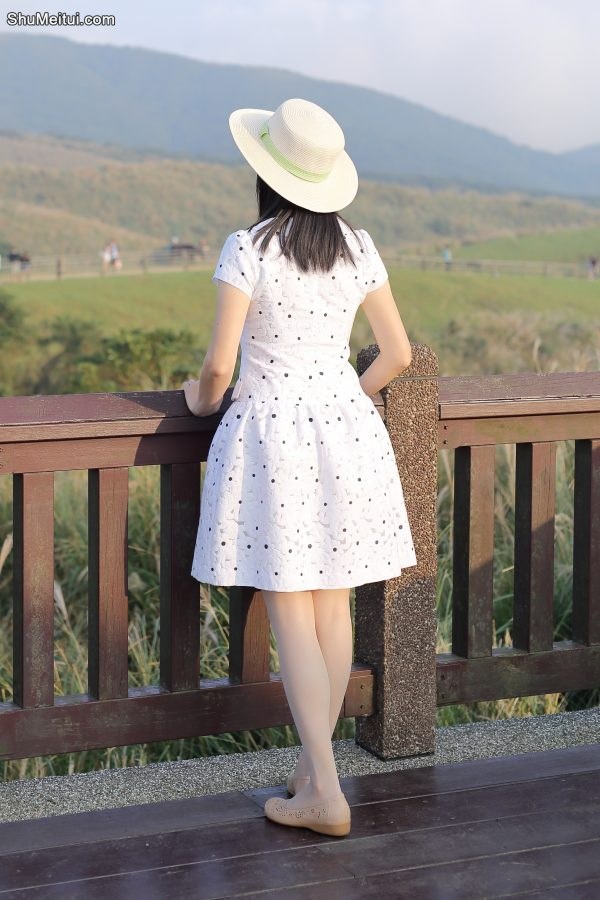 Elin姐穿肉丝袜外出拍照片[第6张/共8张]