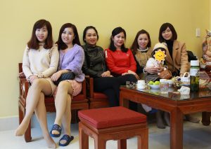 胡艳姐家庭合影照片都是穿了丝袜的脚