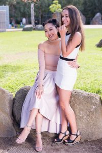 一中一洋两个好闺蜜同秀美腿高跟鞋