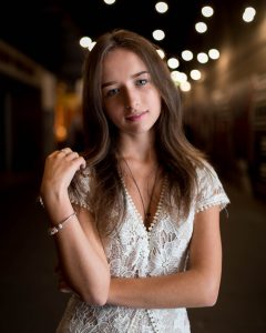 一个国外的美腿小妞在夜色中街拍