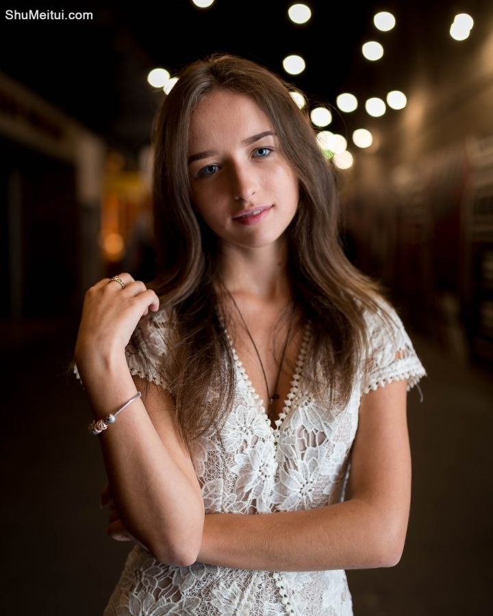 一个国外的美腿小妞在夜色中街拍[第3张/共4张]