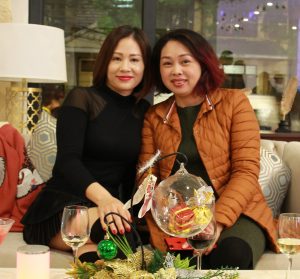 美腿胡姐穿靴子坐在沙发里跷二郎腿