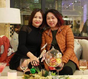 美腿胡姐穿靴子坐在沙发里跷二郎腿