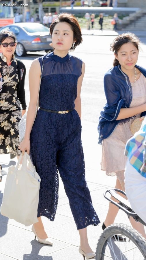 气质大嫂穿蓝色宽口裤脚踩细高跟鞋[第3张/共5张]