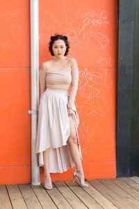 一中一洋两个好闺蜜同秀美腿高跟鞋