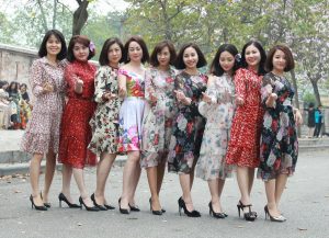 早春众成熟姐姐穿花裙子高跟鞋集体外出拍照片