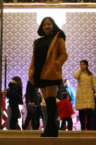 美腿胡姐穿靴子坐在沙发里跷二郎腿