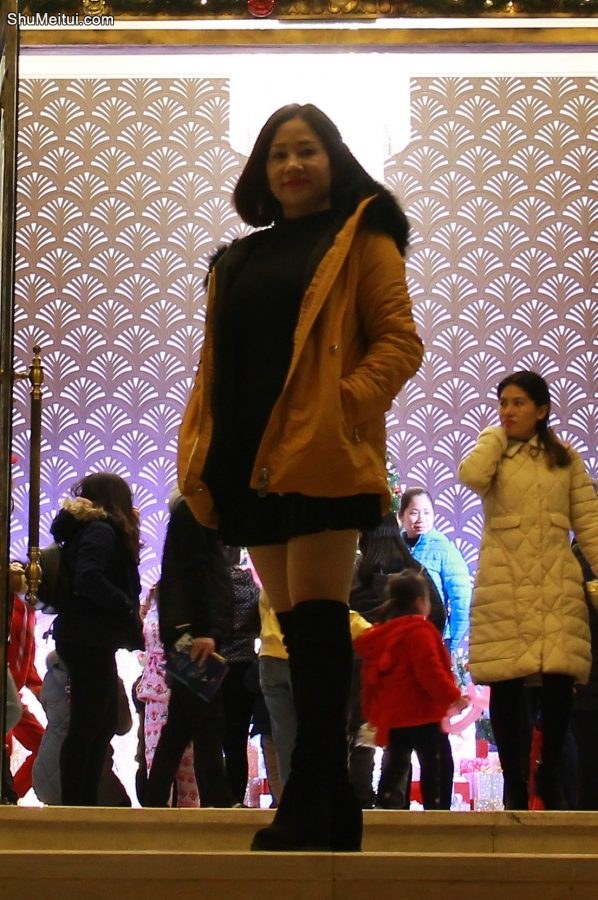 美腿胡姐穿靴子坐在沙发里跷二郎腿[第11张/共13张]