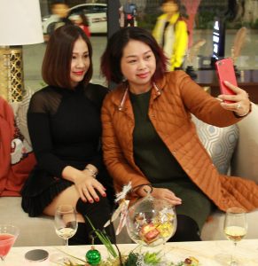 美腿胡姐穿靴子坐在沙发里跷二郎腿