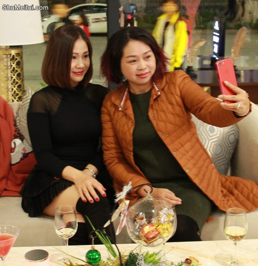 美腿胡姐穿靴子坐在沙发里跷二郎腿[第4张/共13张]