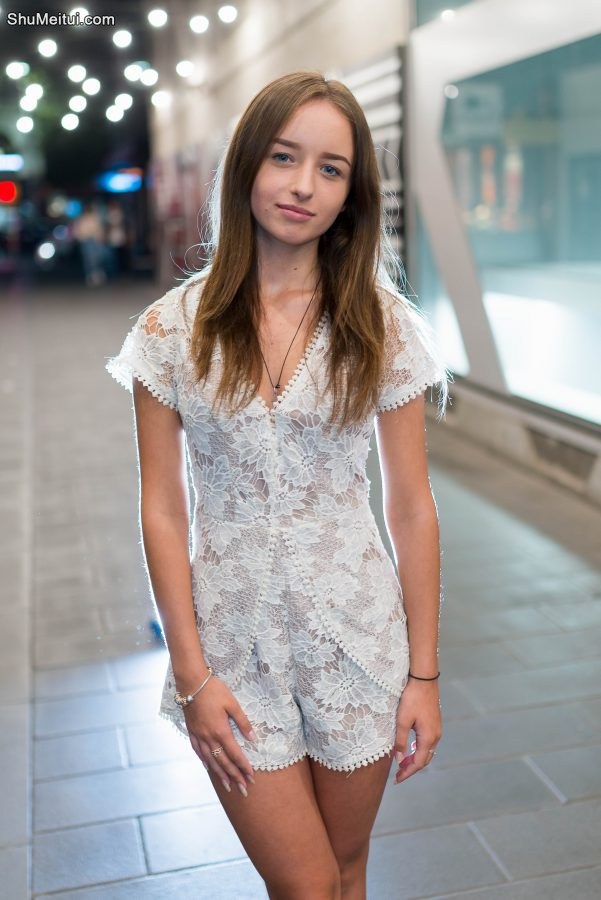 一个国外的美腿小妞在夜色中街拍[第4张/共4张]