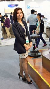 展会上拍摄工作人员和观众的高跟美腿