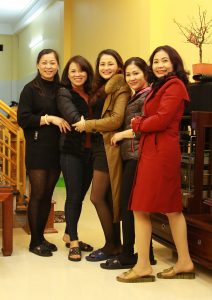 胡艳姐家庭合影照片都是穿了丝袜的脚