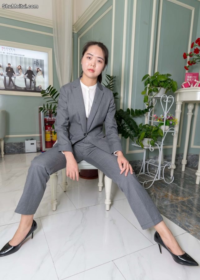 在影楼工作的小妹西装胡思而制服高跟鞋[第1张/共6张]
