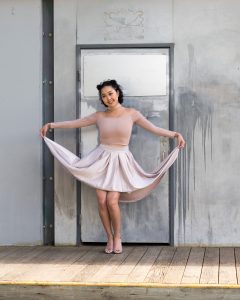 一中一洋两个好闺蜜同秀美腿高跟鞋