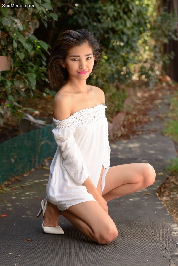 腿上有纹身带鼻环的野性美女[第6张/共11张]