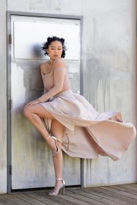 一中一洋两个好闺蜜同秀美腿高跟鞋