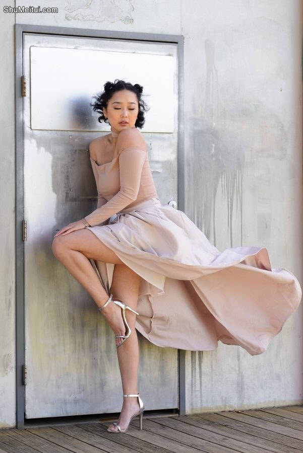 一中一洋两个好闺蜜同秀美腿高跟鞋[第18张/共34张]