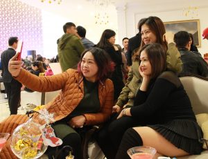 美腿胡姐穿靴子坐在沙发里跷二郎腿