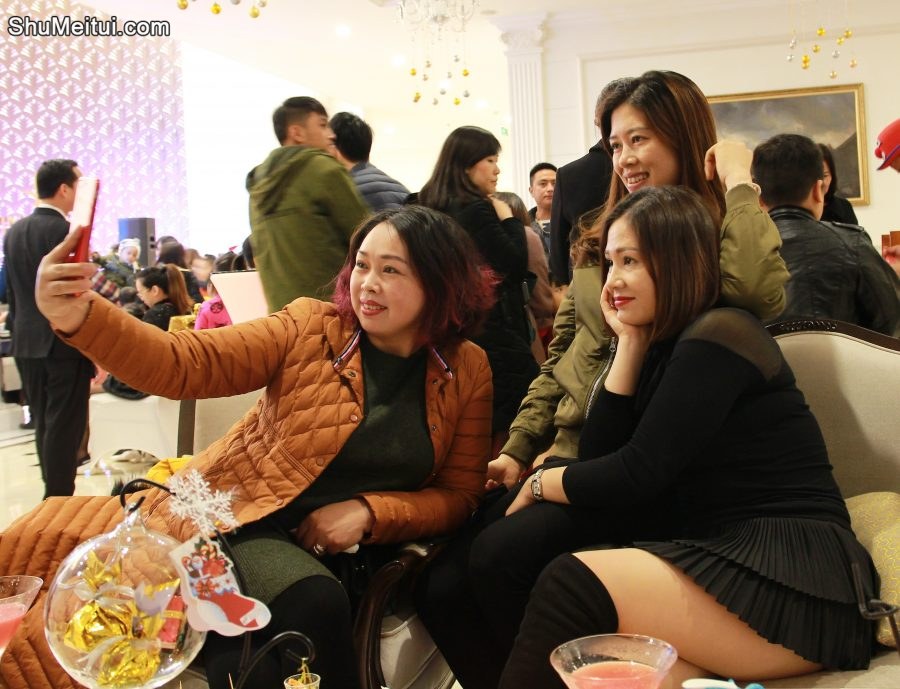 美腿胡姐穿靴子坐在沙发里跷二郎腿[第8张/共13张]