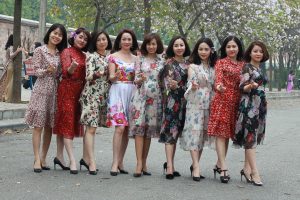 早春众成熟姐姐穿花裙子高跟鞋集体外出拍照片