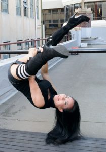 穿靴子高跟鞋玩单杠的熟妇技术好花样多