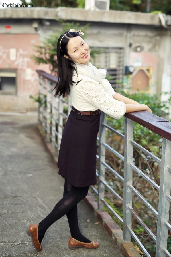 Elin姐穿黑色连裤袜外拍优雅[第16张/共23张]