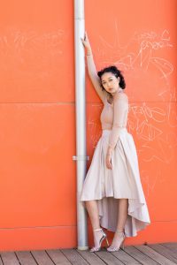 一中一洋两个好闺蜜同秀美腿高跟鞋