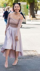 一中一洋两个好闺蜜同秀美腿高跟鞋