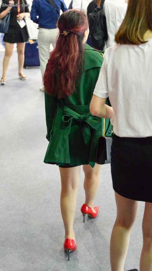 展会上拍摄工作人员和观众的高跟美腿[第8张/共17张]