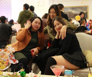 美腿胡姐穿靴子坐在沙发里跷二郎腿