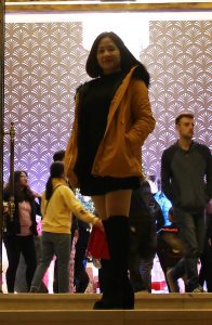 美腿胡姐穿靴子坐在沙发里跷二郎腿