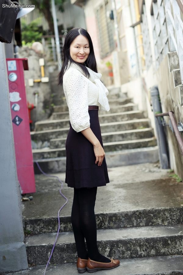Elin姐穿黑色连裤袜外拍优雅[第15张/共23张]