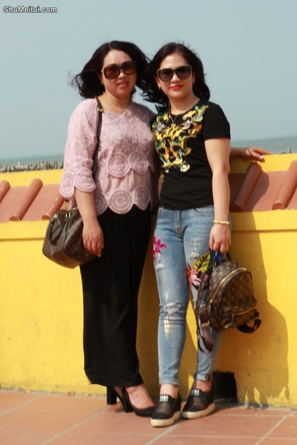 几个熟女好友结伴出行拍了很多照片[第1张/共34张]