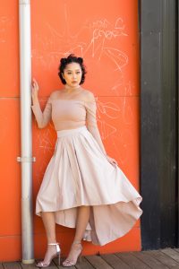 一中一洋两个好闺蜜同秀美腿高跟鞋