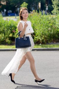 春光明媚穿丝袜高跟的快乐美女