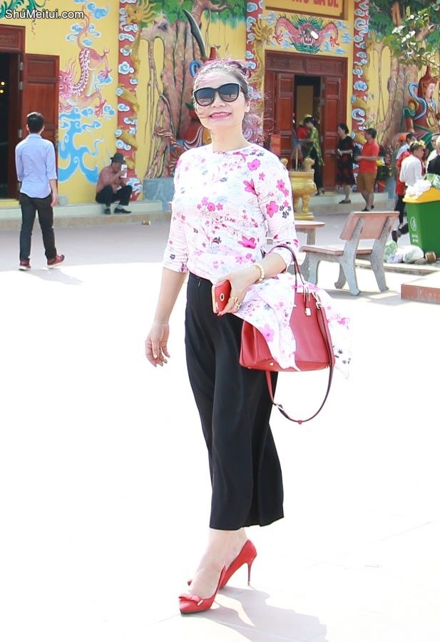 几个熟女好友结伴出行拍了很多照片[第32张/共34张]